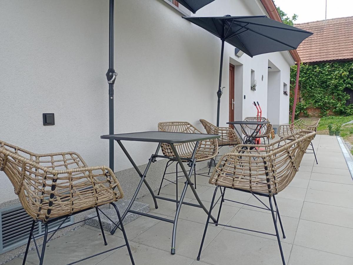 Kafe v obýváku Acomodação com café da manhã Bítov Exterior foto